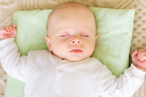 一岁宝宝睡高枕头坏处多吗,大家说说小孩睡高枕头好吗